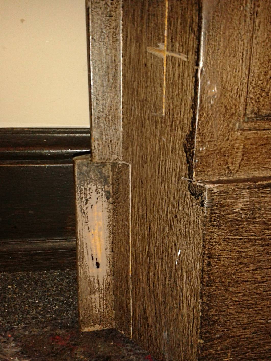 Beschädigungen an der Lasur der Holzimitation im Schloss Glienicke.